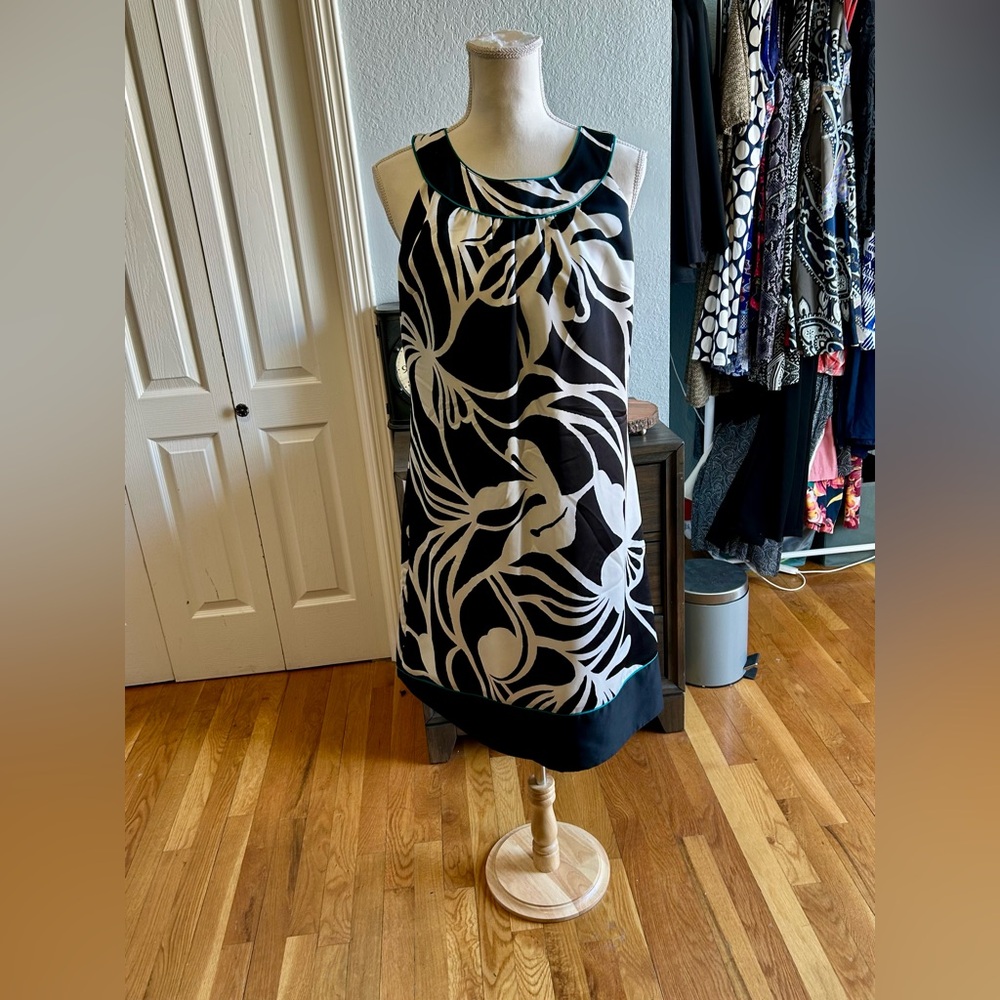 Ann Taylor Black & White Floral Dress in Women’s Sz 10